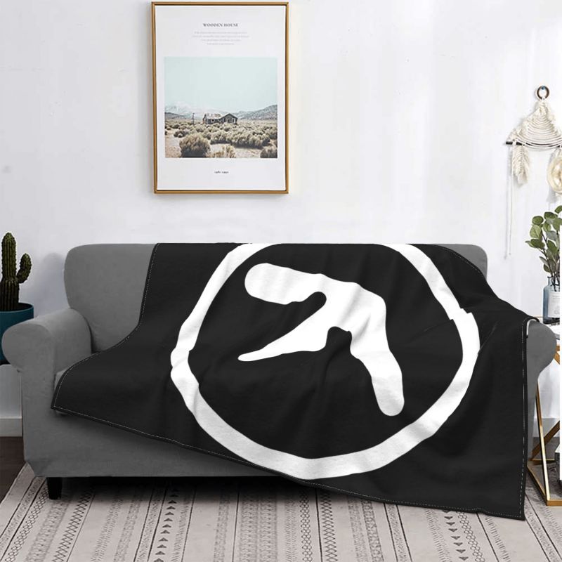 Aphex Ʈ�� �ΰ� ���, ���� ���� ħ��, ���� ����, ����� Ȩ ����